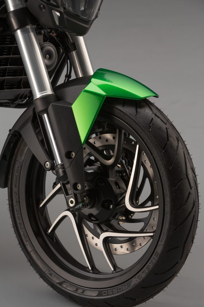 Dominar 400 - Triple Bajaj